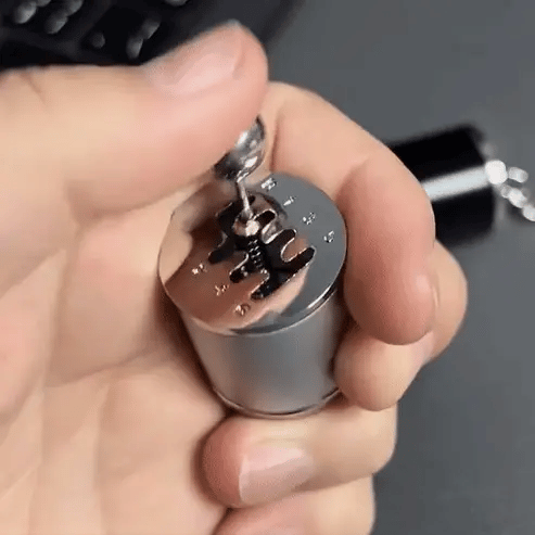 Six-Speed Manual Shift Keychain – Zinc Alloy Gear Shift Key Ring for Car Enthusiasts