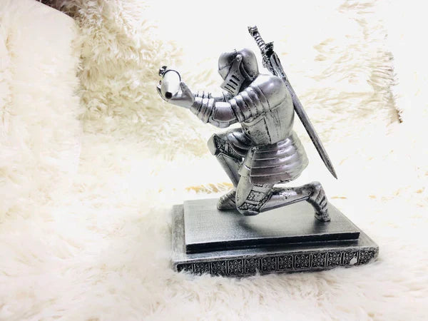 Knight Armour Pen Holder – Executive Soldier Figurine Pencil Stand for Office Desk